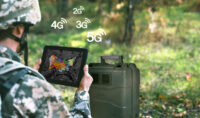 Soldat im Wald der auf einem Tablet PC eine Kartendarstellung der verfügbaren Mobilfunkzellen und Mobilfunknetze anschaut, Militär, Spionageabwehr